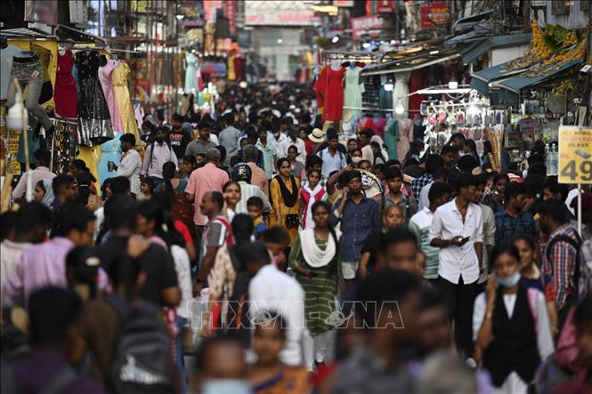 Người dân mua sắm tại một khu chợ ở Chennai, Ấn Độ. (Ảnh: AFP/TTXVN) Media